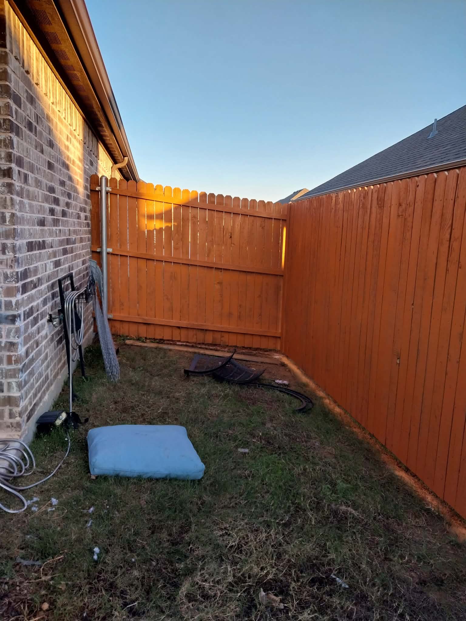 Cedar fence corner installation